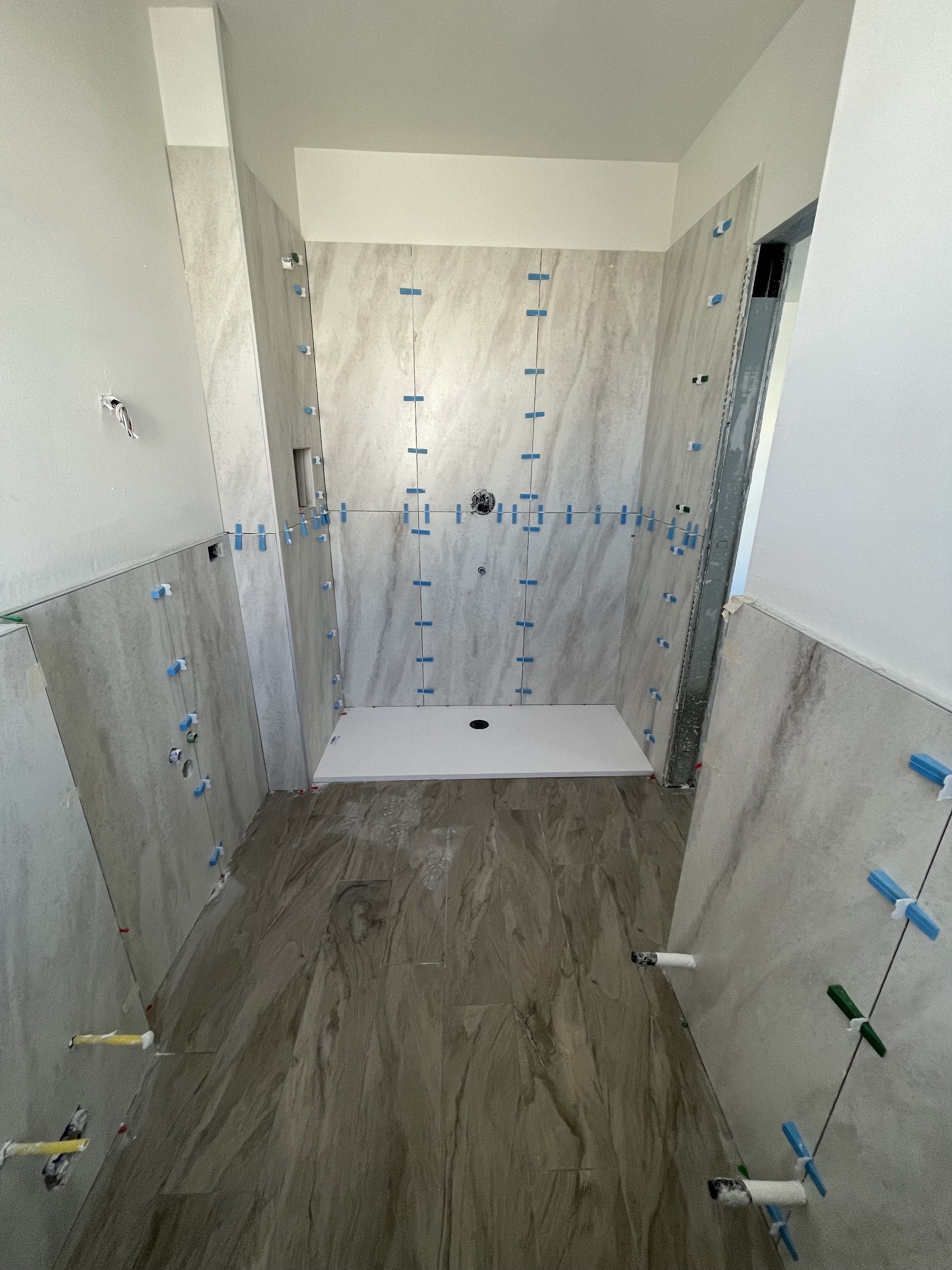 Bagno in fase di posa con rivestimenti allineati