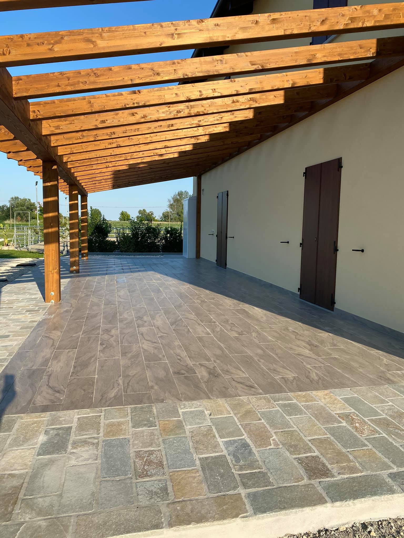Porticato completato con pavimentazione e struttura in legno