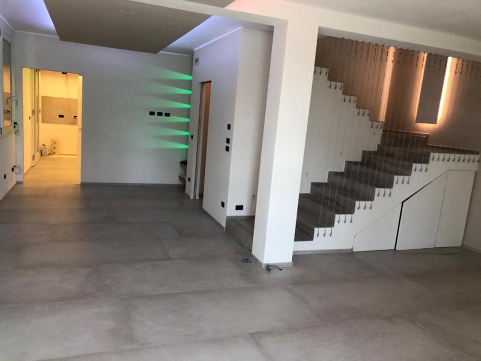 Ambiente ristrutturato con pavimento di grande formato