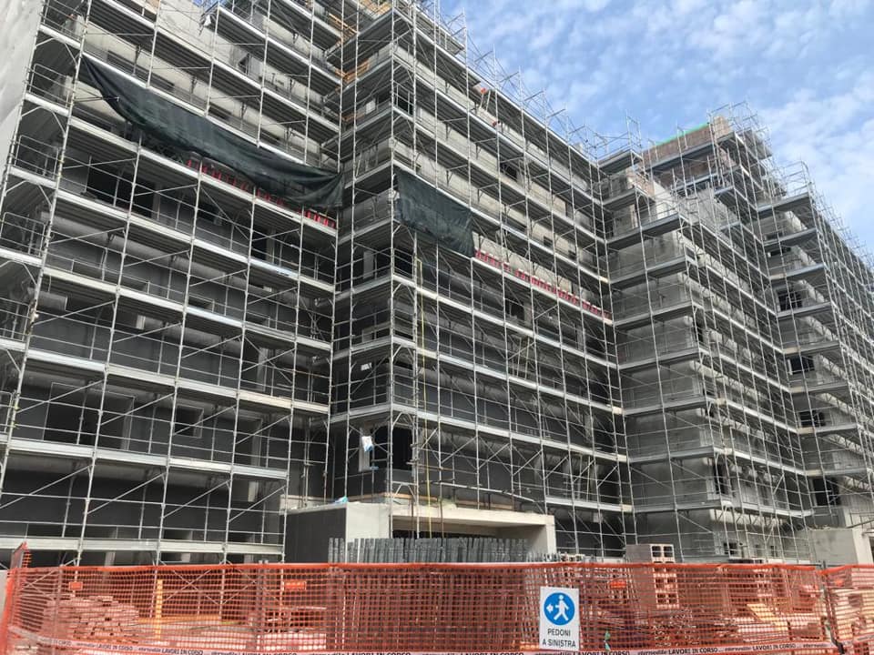 Cantiere edile con edificio rivestito da ponteggi