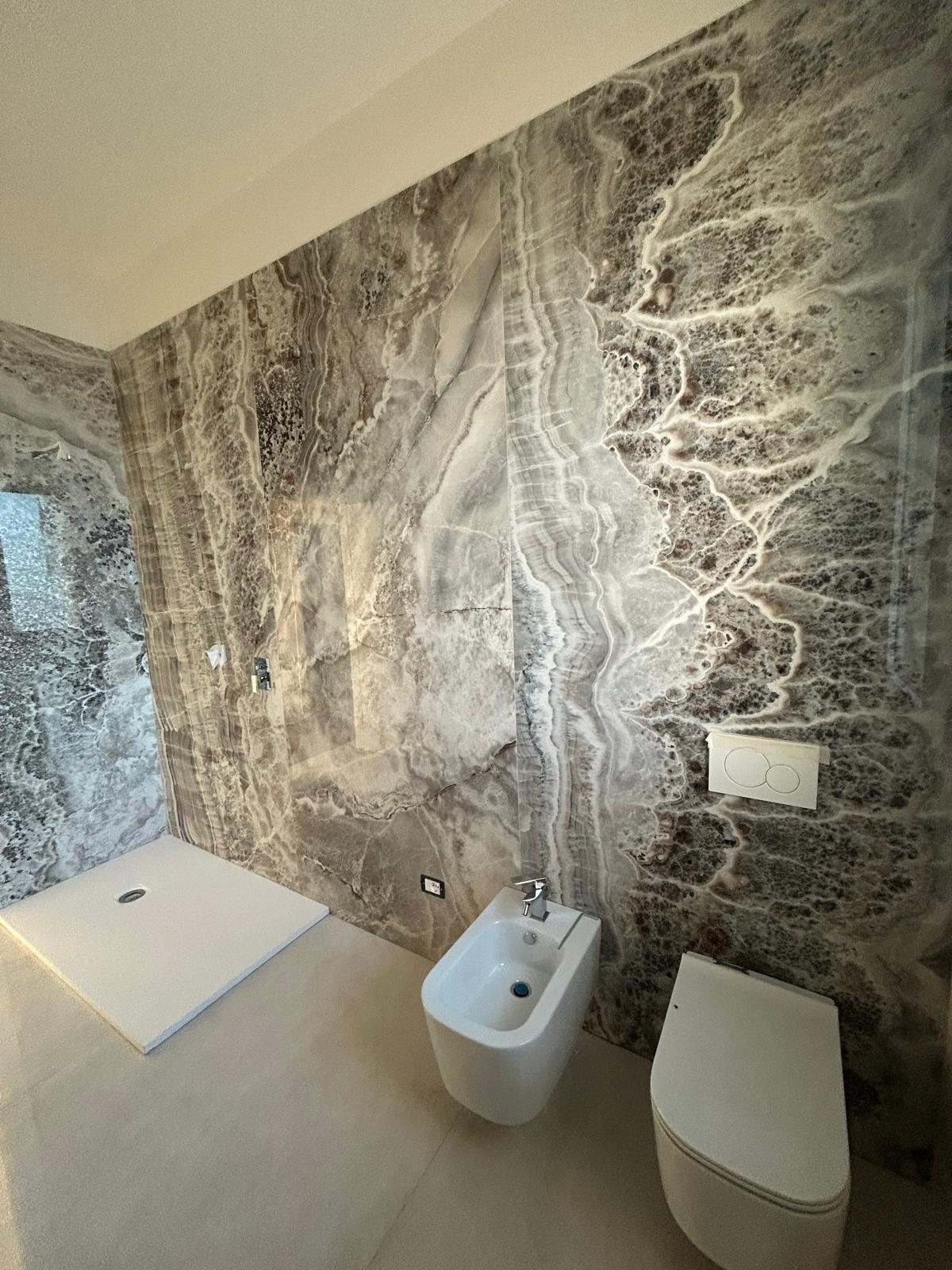 Bagno finito con rivestimento in grande lastra